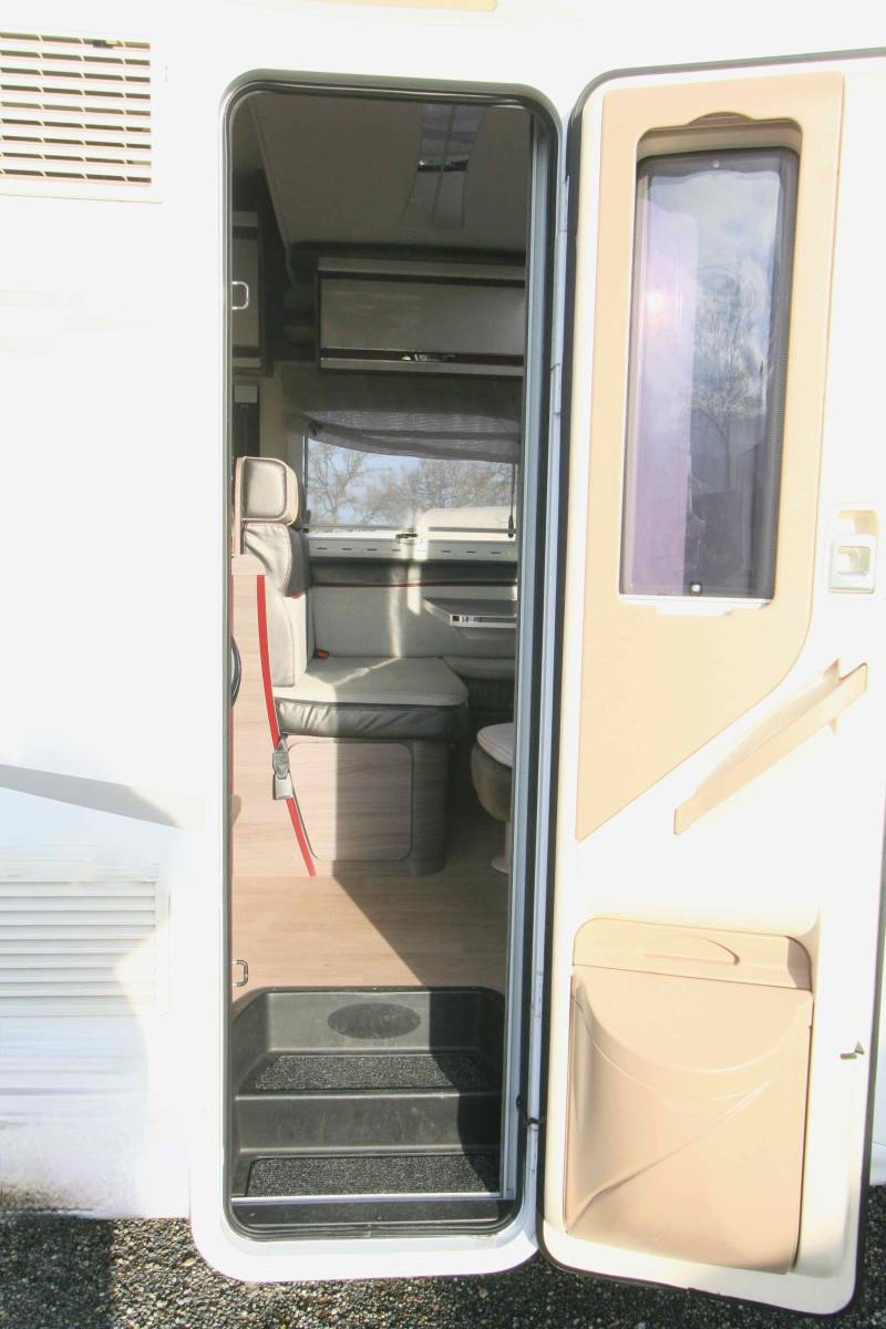 Camping-car profilé occasion, lit central, 4 couchages, moins de 7 m Mc Louis MC4 68 Diamond, chez Vacances et Loisirs, à Roques proche de Toulouse (31)