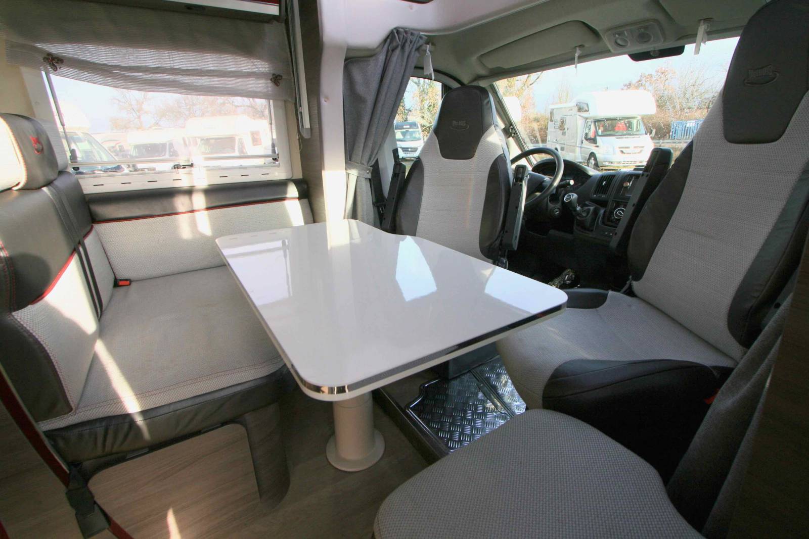 Camping-car profilé occasion, lit central, 4 couchages, moins de 7 m Mc Louis MC4 68 Diamond, chez Vacances et Loisirs, à Roques proche de Toulouse (31)