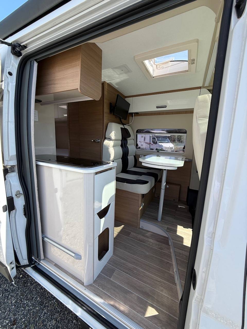 Vacances et Loisirs, le spécialiste du fourgon d'occasion en haute-garonne, présente un fourgon d' occasion, moins de 6 m, peu de kilomètres, le Mc Louis Menphys 3 S-Line privilège limited édition, à Roques proche de Toulouse (31)