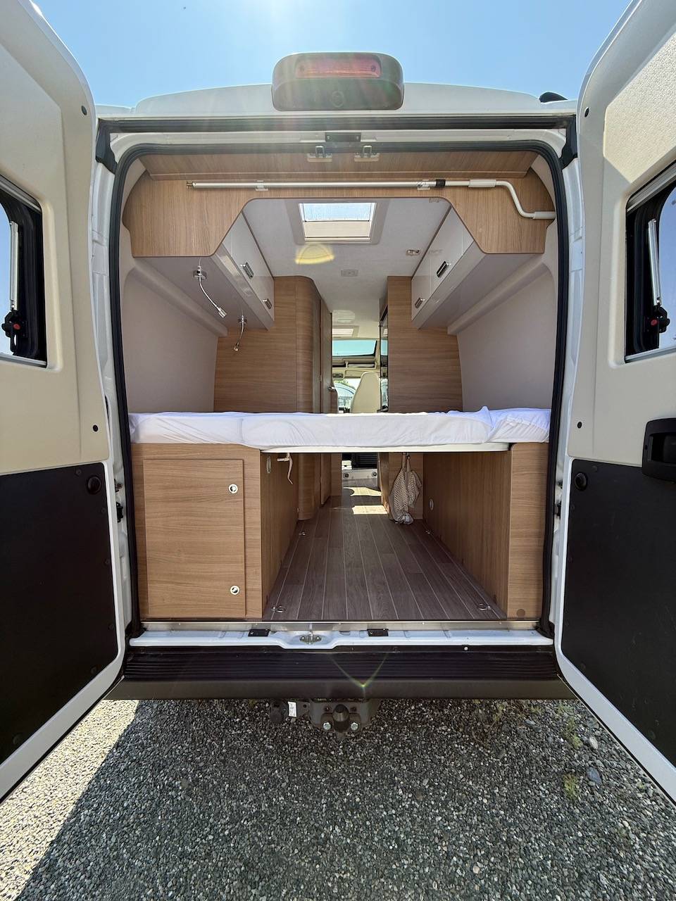 Vacances et Loisirs, le spécialiste du fourgon d'occasion en haute-garonne, présente un fourgon d' occasion, moins de 6 m, peu de kilomètres, le Mc Louis Menphys 3 S-Line privilège limited édition, à Roques proche de Toulouse (31)