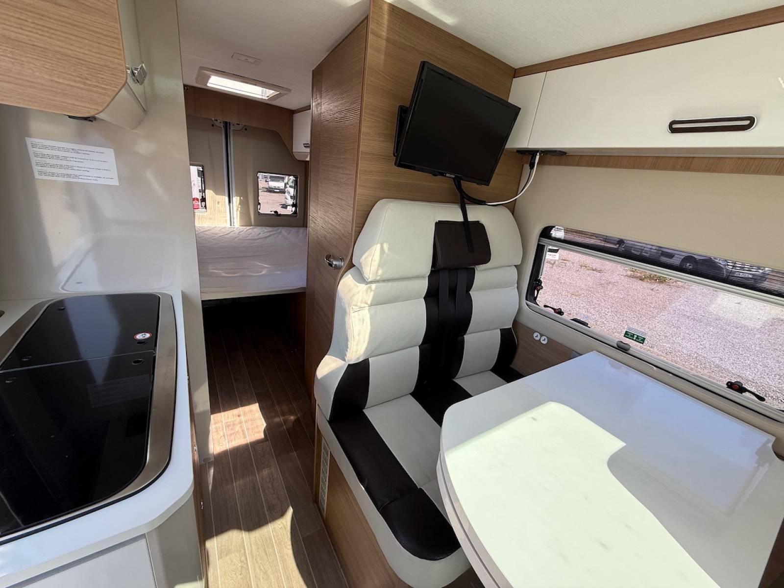 Vacances et Loisirs, le spécialiste du fourgon d'occasion en haute-garonne, présente un fourgon d' occasion, moins de 6 m, peu de kilomètres, le Mc Louis Menphys 3 S-Line privilège limited édition, à Roques proche de Toulouse (31)