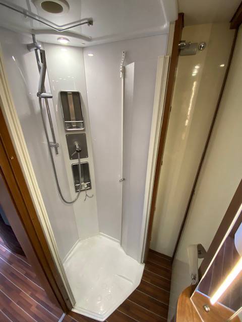 Achat Camping-car intégral occasion, lit de milieu, Mc Louis Nevis 880 G édition luxe, à Roques proche de Toulouse, Midi-Pyrénées