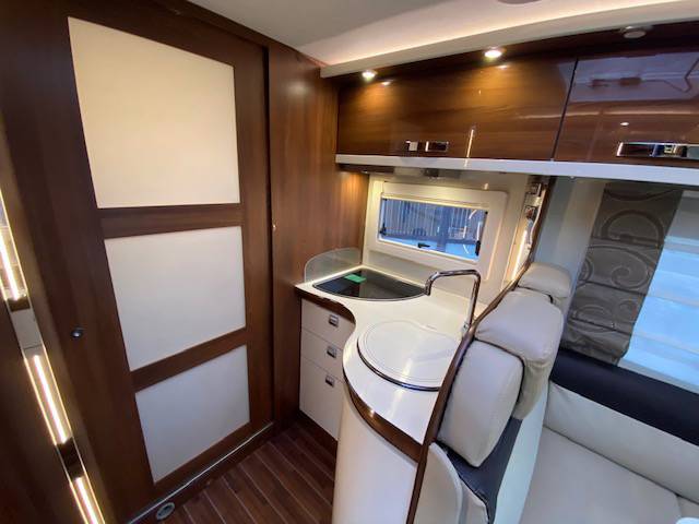 Vend Camping-car intégral occasion, lit de milieu, Mc Louis Nevis 880 G édition luxe, à Roques proche de Toulouse, Midi-Pyrénées