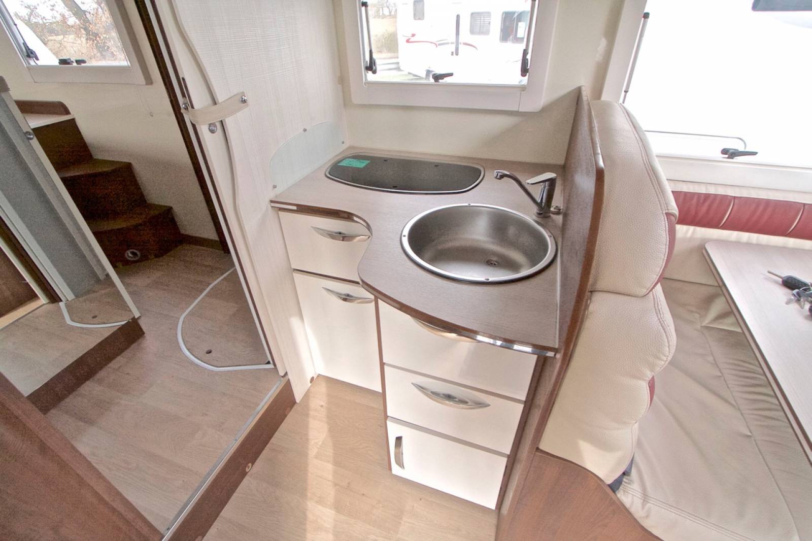 Camping-car profilé occasion, 5 couchages, lit de milieu, Mc Louis Yearling 77G, à Toulouse (31)