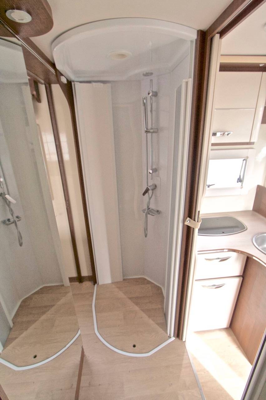 Camping-car profilé occasion, 5 couchages, lit de milieu, Mc Louis Yearling 77G, à Toulouse (31)