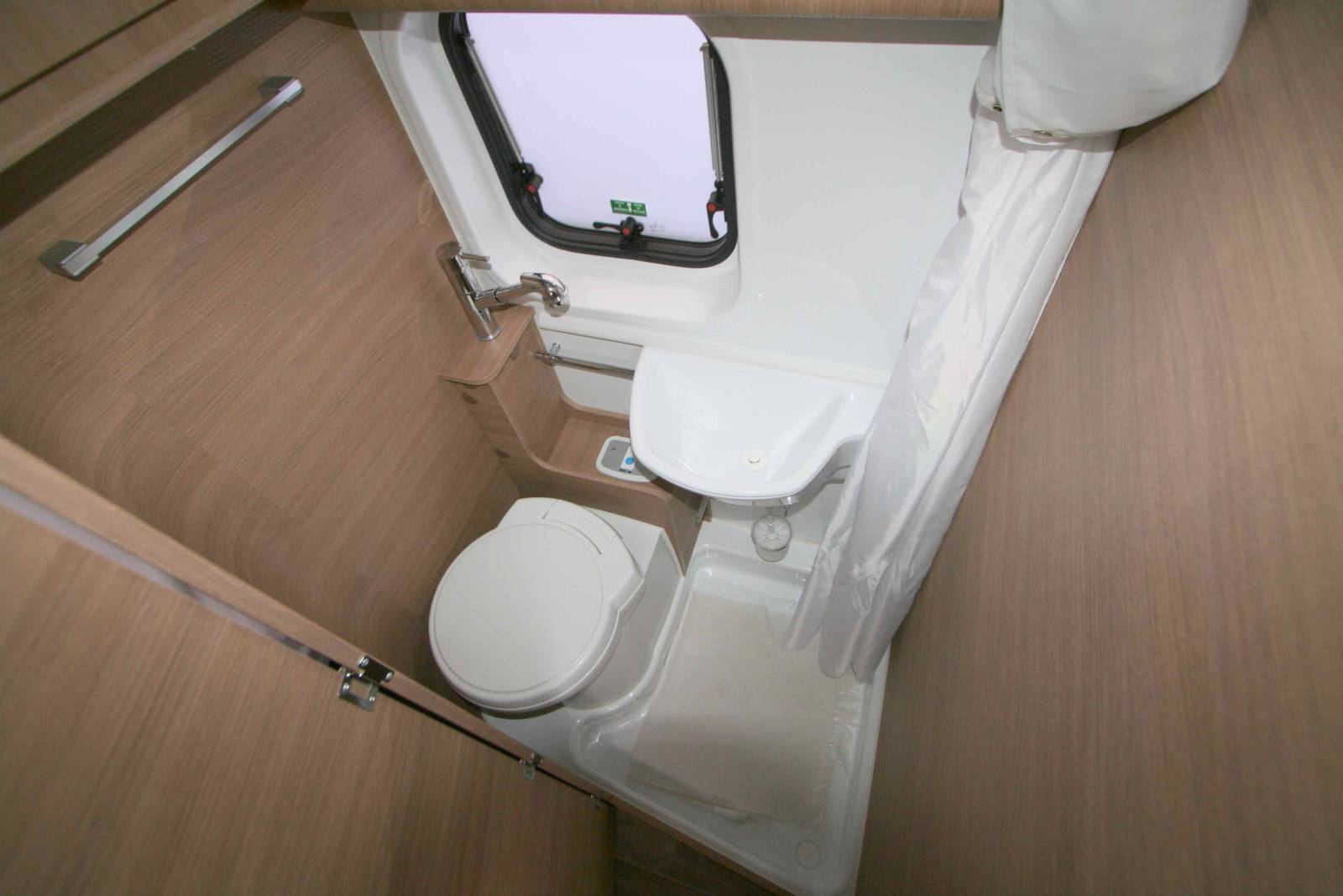 Vacances et Loisirs, le spécialiste du fourgon d'occasion en haute-garonne, présente un fourgon d' occasion, moins de 6 m, peu de kilomètres, le Mc Louis Memphys 3 S-Line privilège limited édition, à Roques proche de Toulouse (31)