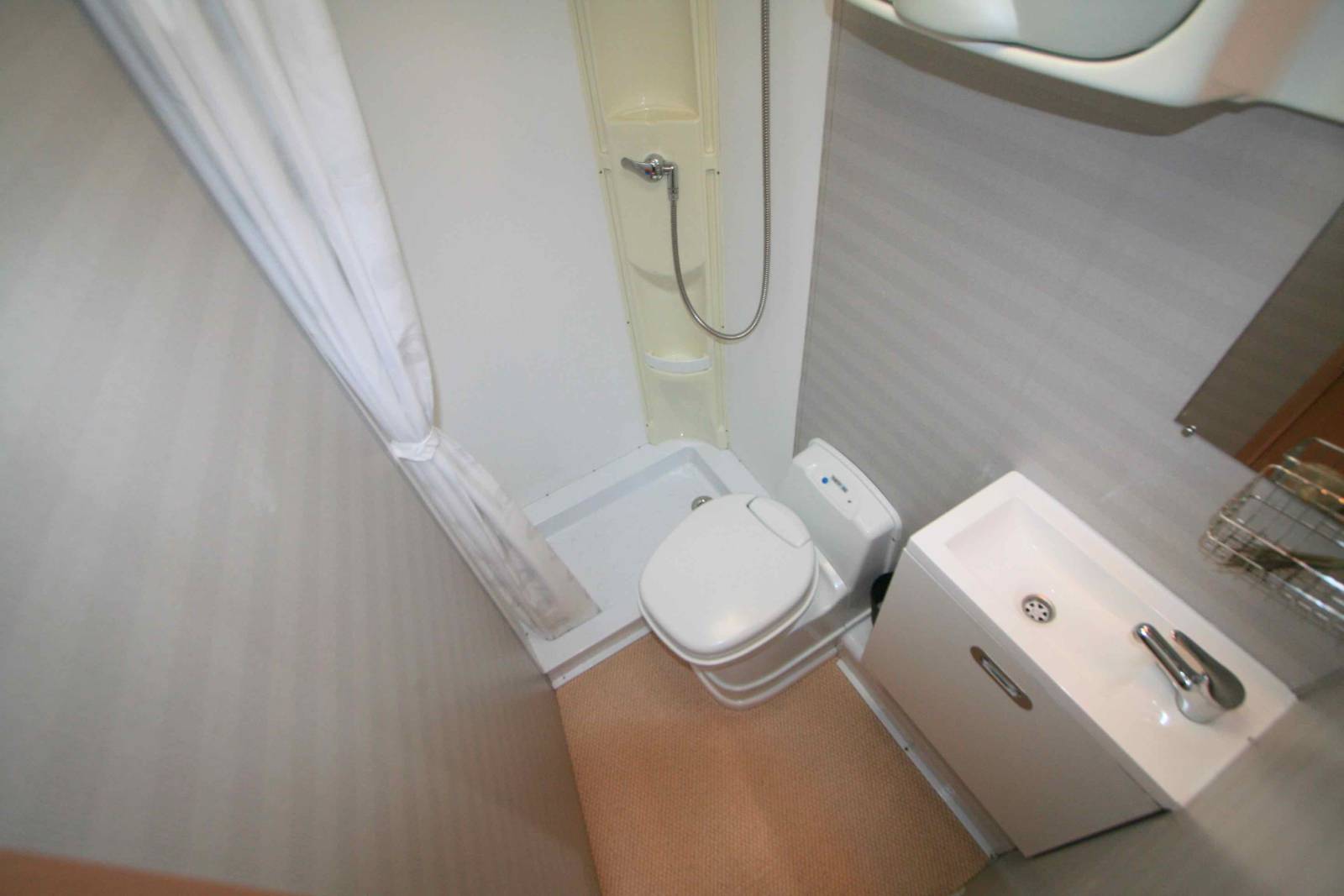 Camping-car profilé occasion, moins de 7 m, lit à la française, 4 places, Mooveo P 660, à Roques proche de Toulouse (31)