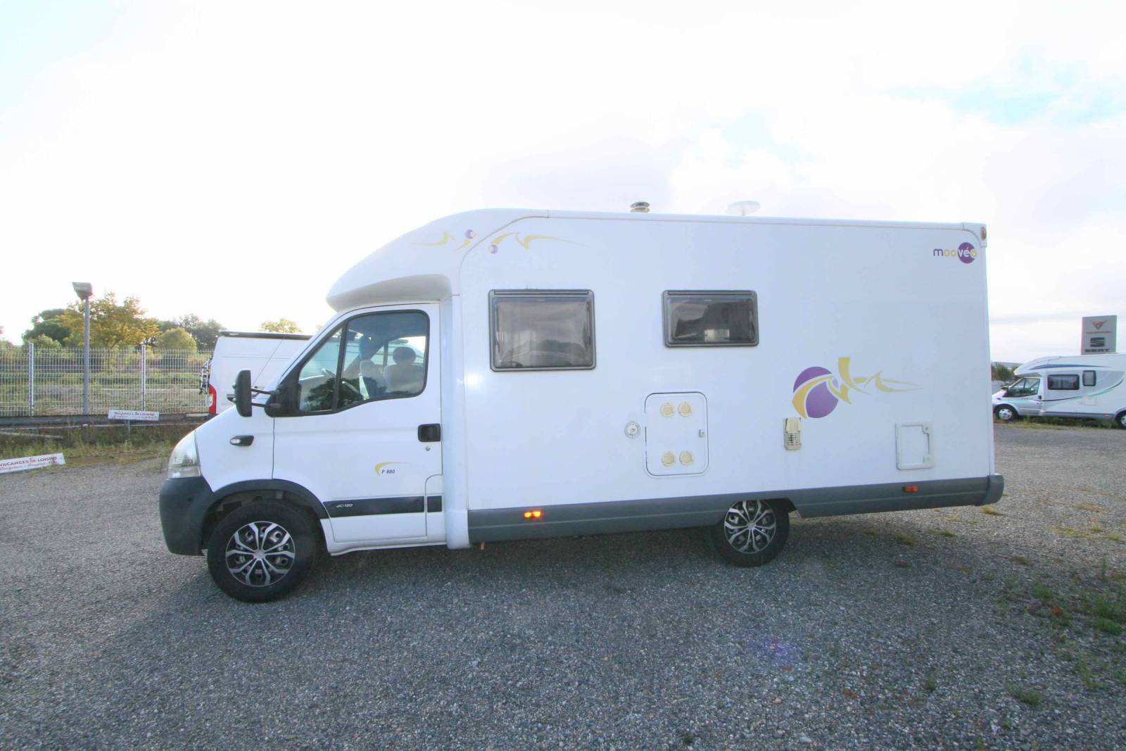 Camping-car profilé occasion, moins de 7 m, lit à la française, 4 places, Mooveo P 660, à Roques proche de Toulouse (31)