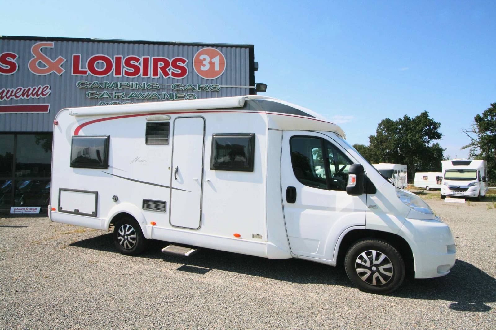 Camping-car profilé d'occasion, lit à la française, 4 couchages, Bürstner Nexxo T640, à Roques proche de Toulouse (31)