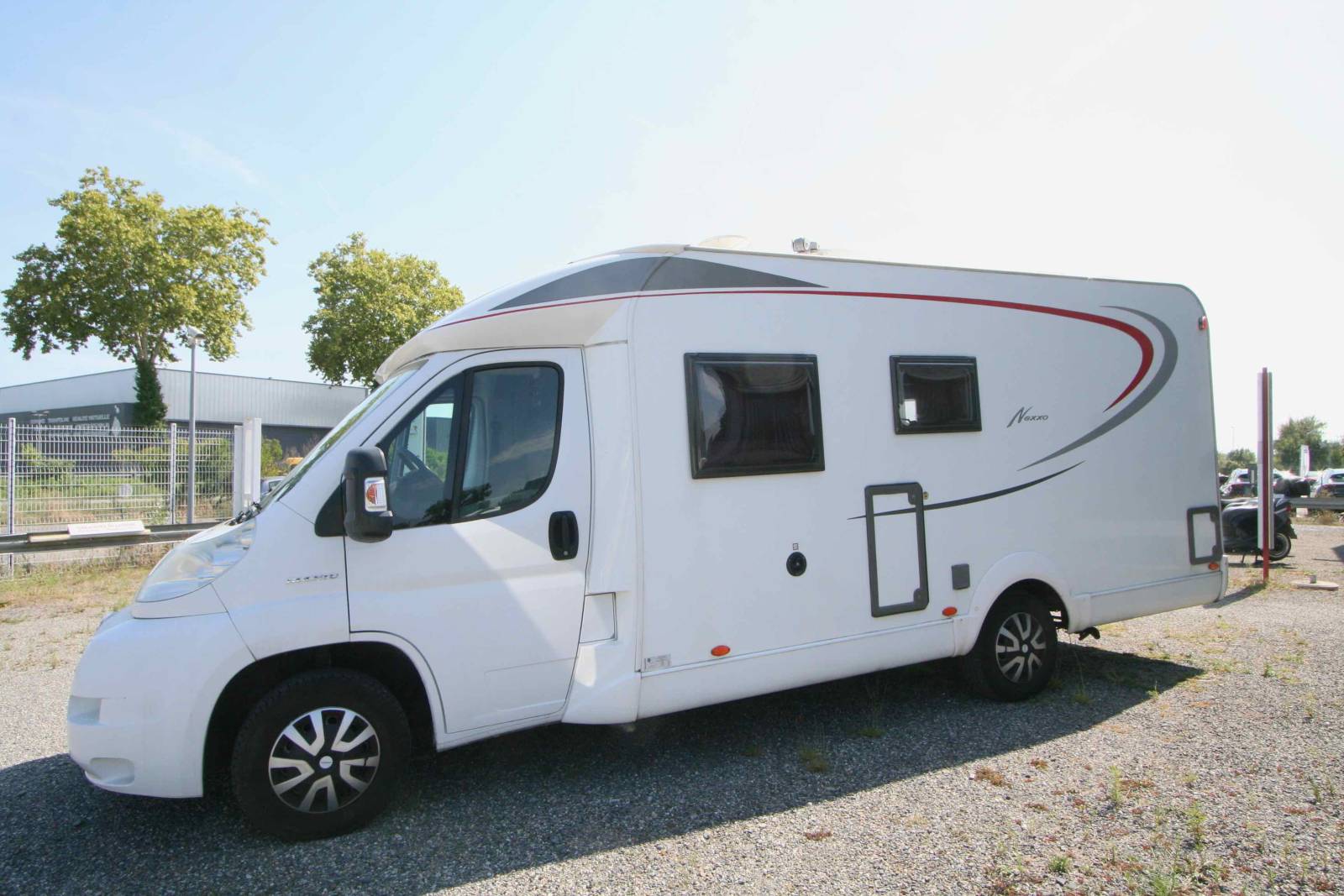 Camping-car profilé d'occasion, lit à la française, 4 couchages, Bürstner Nexxo T640, à Roques proche de Toulouse (31)