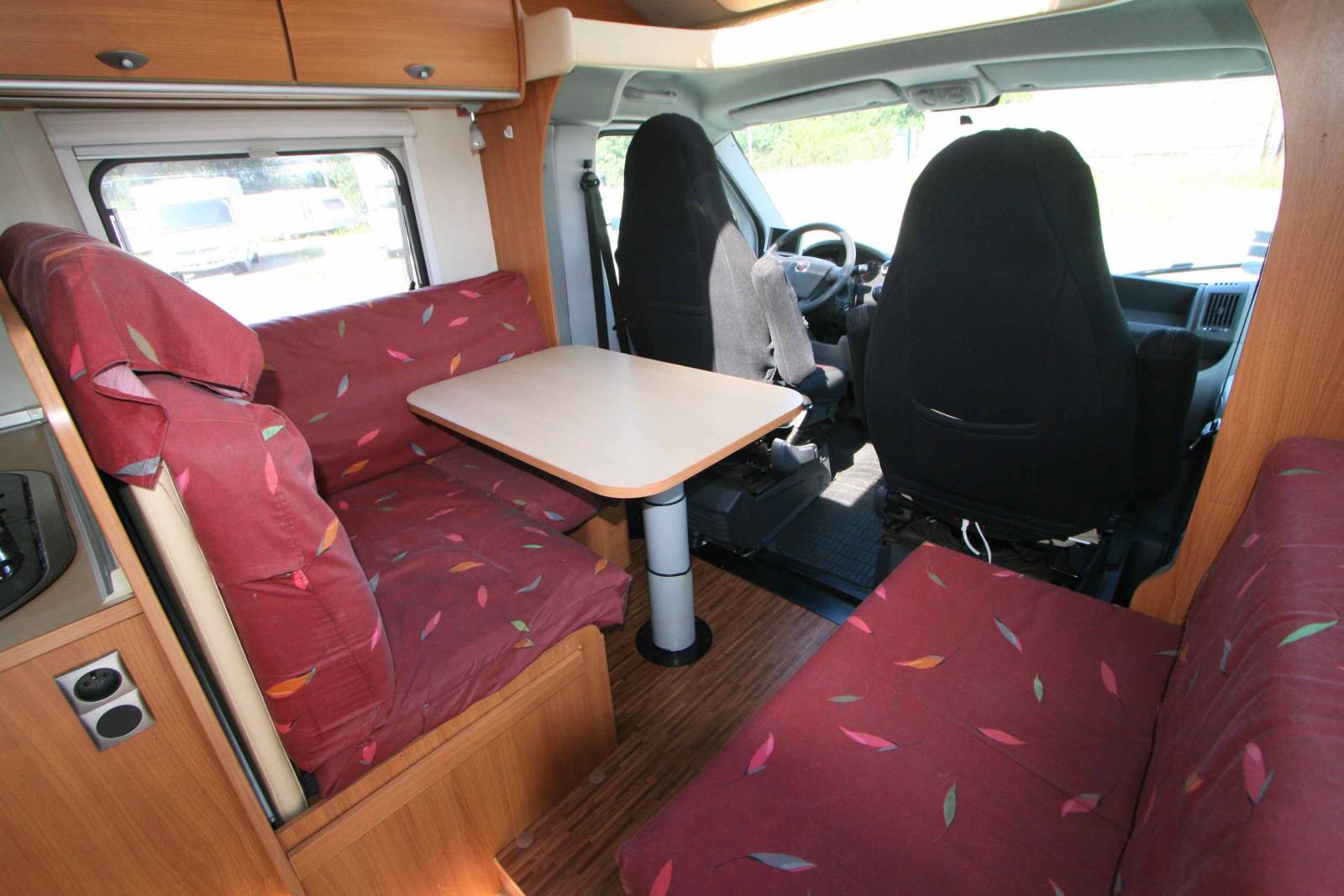 Vend Camping-car profilé d'occasion, lit à la française, 4 couchages, Bürstner Nexxo T640, à Roques proche de Toulouse (31)