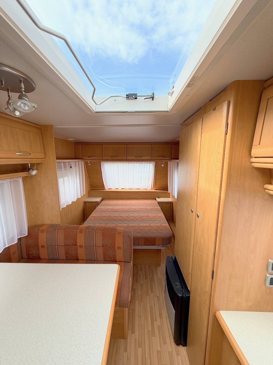 Achat Caravane Occasion, lit central, 4 places, Sterkeman Novastar 500 CP, à Roques proche de Toulouse (31)