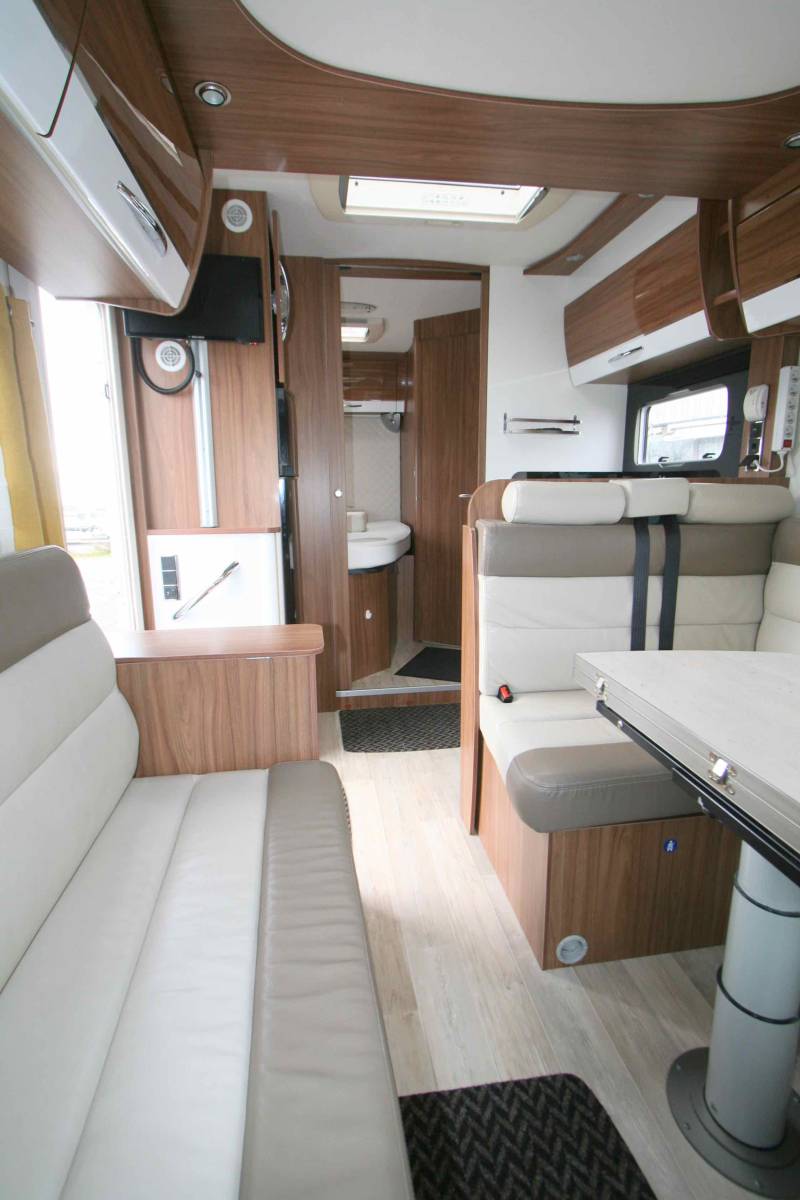 Achat camping-car occasion profilé familial,u lit à la française, lit de pavillon, 5 places, Boîte automatique, Pilote P716 P,  chez Vacances et Loisirs à Roque proche de Toulouse (31)