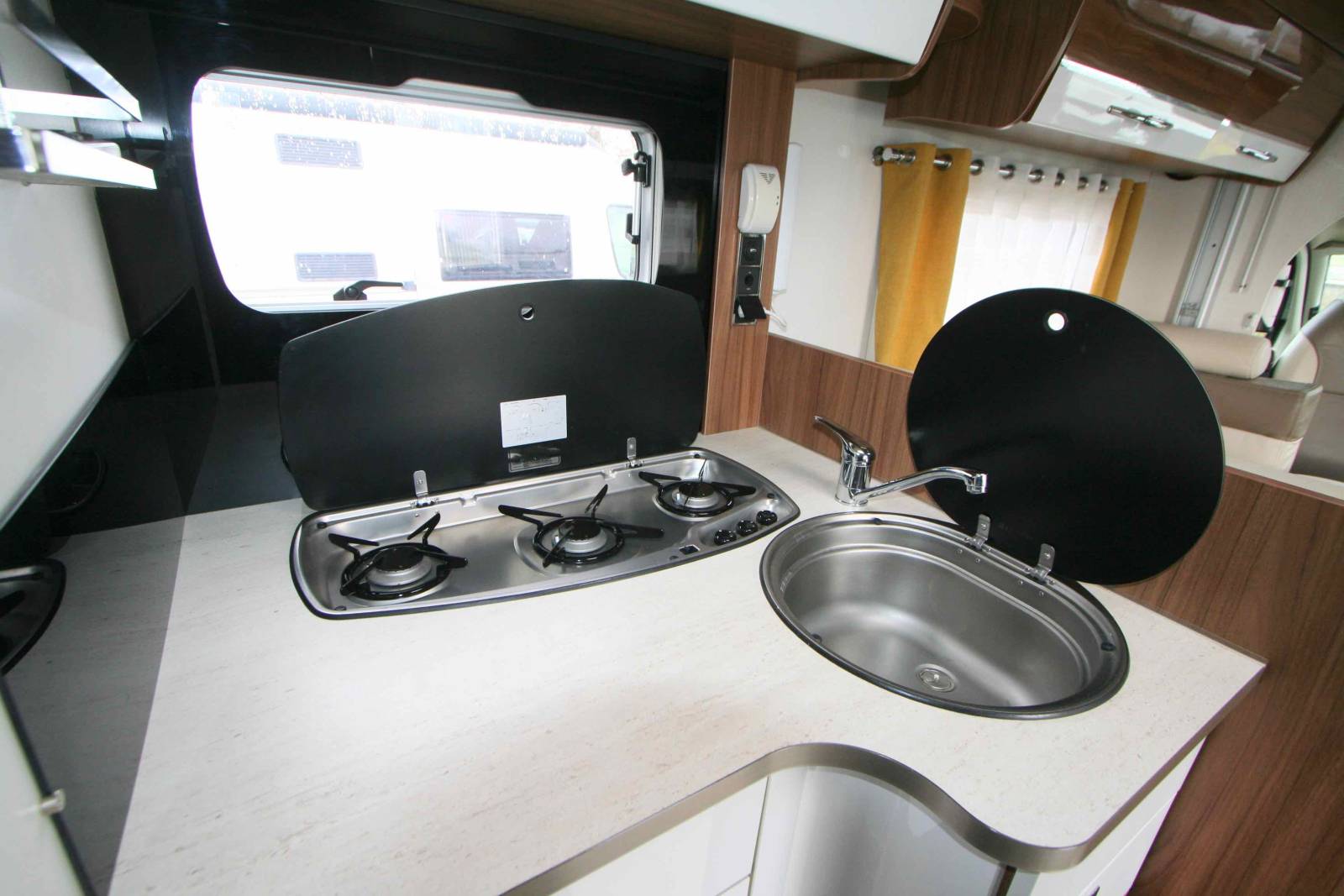 Un camping-car occasion profilé familial,u lit à la française, lit de pavillon, 5 places, Boîte automatique, Pilote P716 P,  chez Vacances et Loisirs à Roque proche de Toulouse (31)