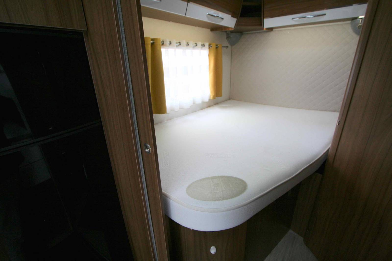 Un camping-car occasion profilé familial,u lit à la française, lit de pavillon, 5 places, Boîte automatique, Pilote P716 P,  chez Vacances et Loisirs à Roque proche de Toulouse (31)