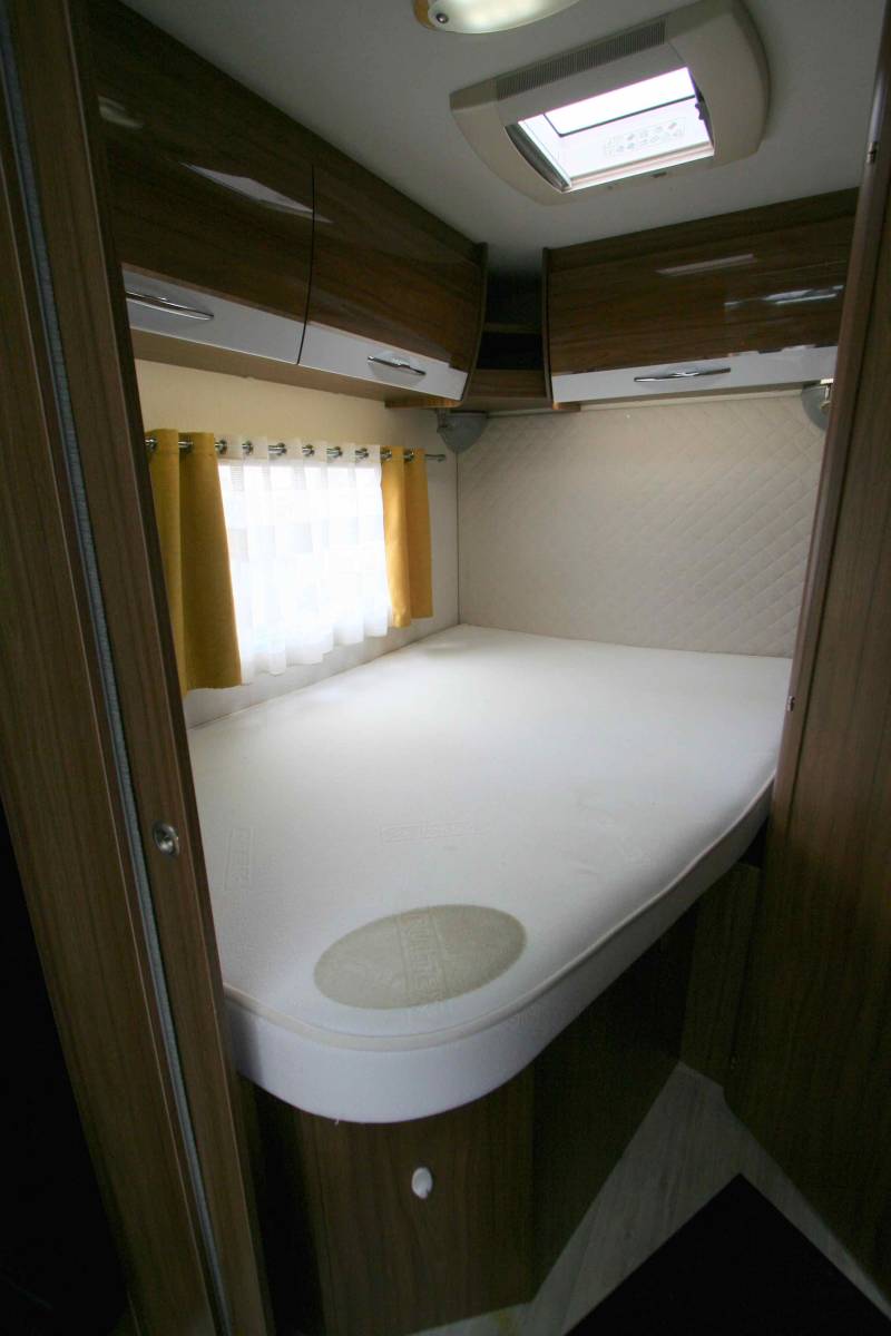 Achat camping-car occasion profilé familial,u lit à la française, lit de pavillon, 5 places, Boîte automatique, Pilote P716 P,  chez Vacances et Loisirs à Roque proche de Toulouse (31)