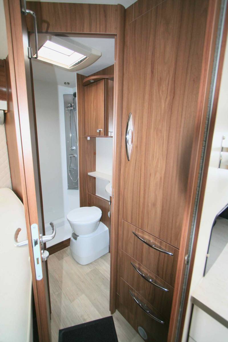 Vend camping-car occasion profilé familial,u lit à la française, lit de pavillon, 5 places, Boîte automatique, Pilote P716 P,  chez Vacances et Loisirs à Roque proche de Toulouse (31)