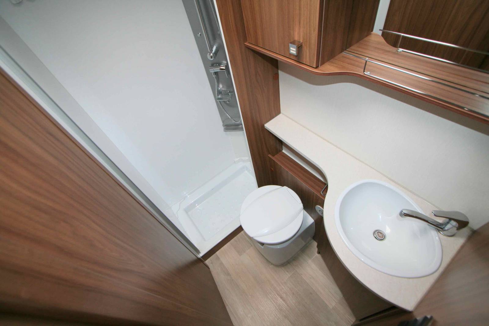 Un camping-car occasion profilé familial,u lit à la française, lit de pavillon, 5 places, Boîte automatique, Pilote P716 P,  chez Vacances et Loisirs à Roque proche de Toulouse (31)