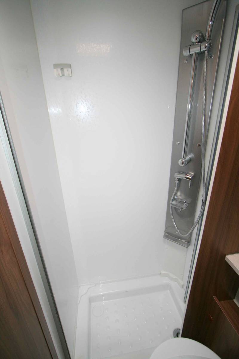 Achat camping-car occasion profilé familial,u lit à la française, lit de pavillon, 5 places, Boîte automatique, Pilote P716 P,  chez Vacances et Loisirs à Roque proche de Toulouse (31)