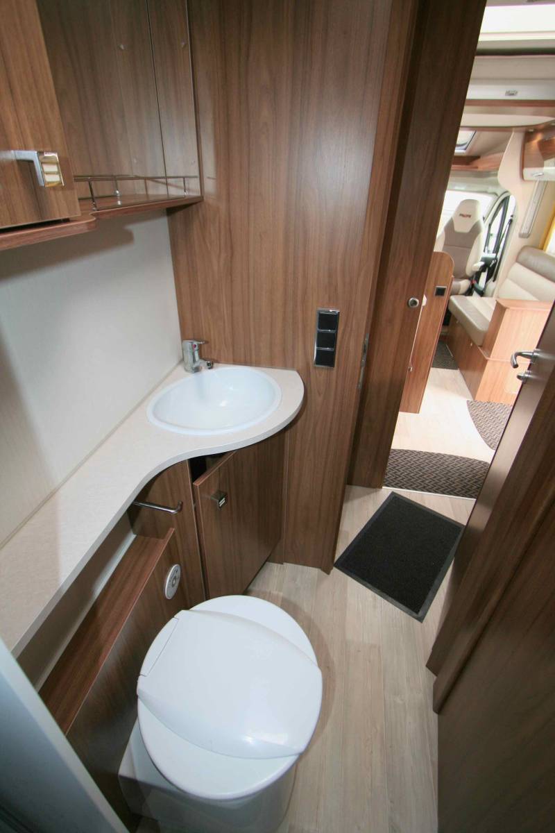 Vend camping-car occasion profilé familial,u lit à la française, lit de pavillon, 5 places, Boîte automatique, Pilote P716 P,  chez Vacances et Loisirs à Roque proche de Toulouse (31)