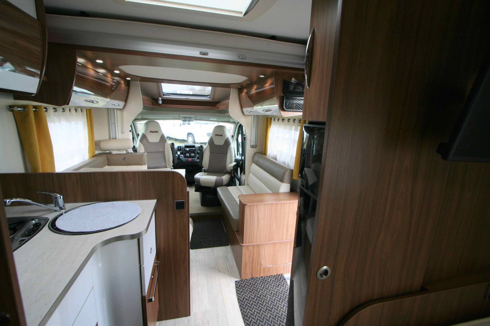 Un camping-car occasion profilé familial,u lit à la française, lit de pavillon, 5 places, Boîte automatique, Pilote P716 P,  chez Vacances et Loisirs à Roque proche de Toulouse (31)