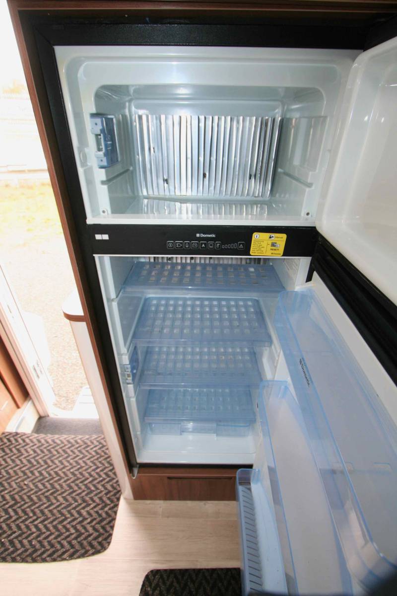 Vend camping-car occasion profilé familial,u lit à la française, lit de pavillon, 5 places, Boîte automatique, Pilote P716 P,  chez Vacances et Loisirs à Roque proche de Toulouse (31)