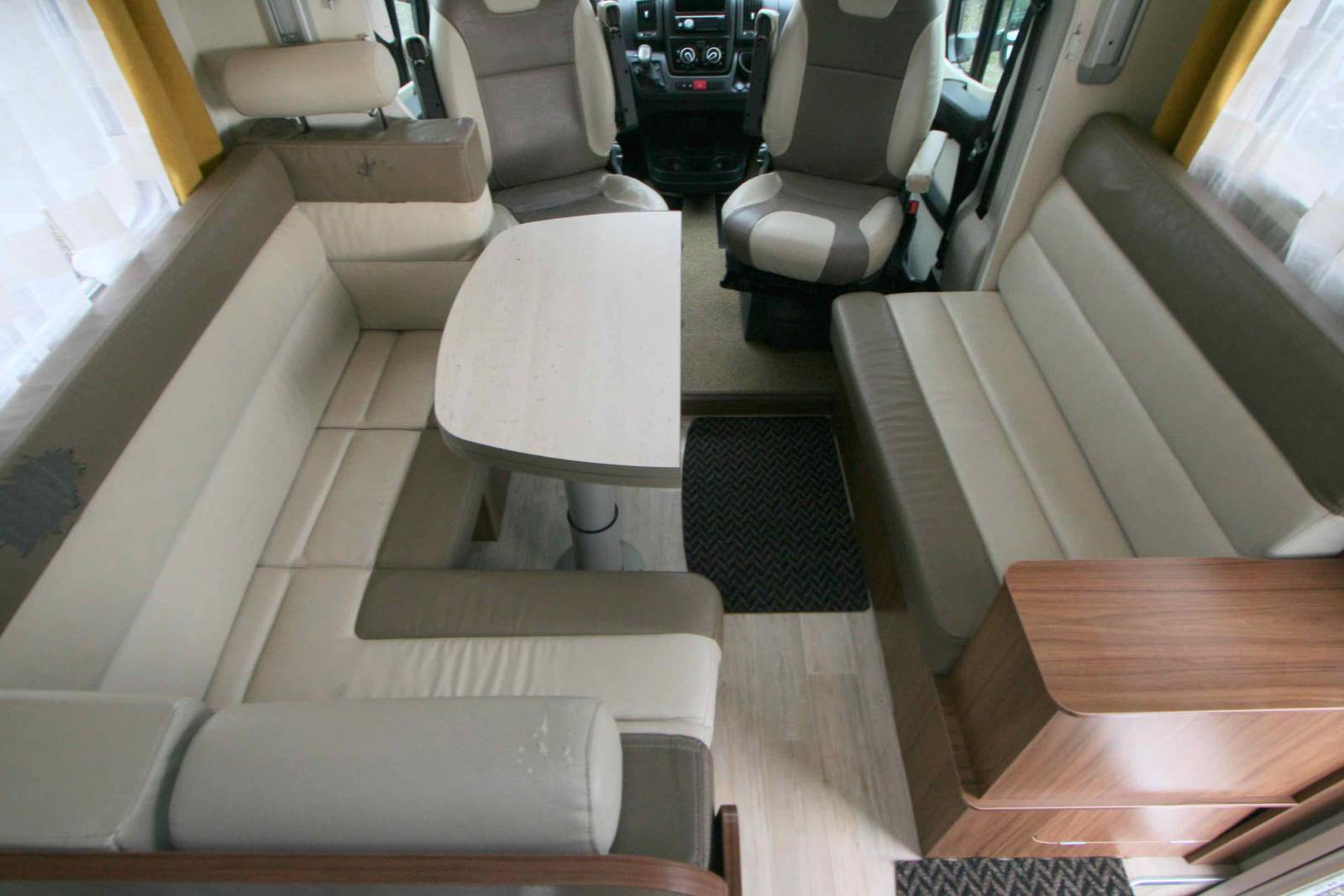 Achat camping-car occasion profilé familial,u lit à la française, lit de pavillon, 5 places, Boîte automatique, Pilote P716 P,  chez Vacances et Loisirs à Roque proche de Toulouse (31)