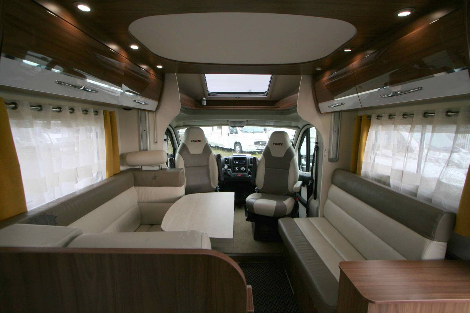 Un camping-car occasion profilé familial,u lit à la française, lit de pavillon, 5 places, Boîte automatique, Pilote P716 P,  chez Vacances et Loisirs à Roque proche de Toulouse (31)