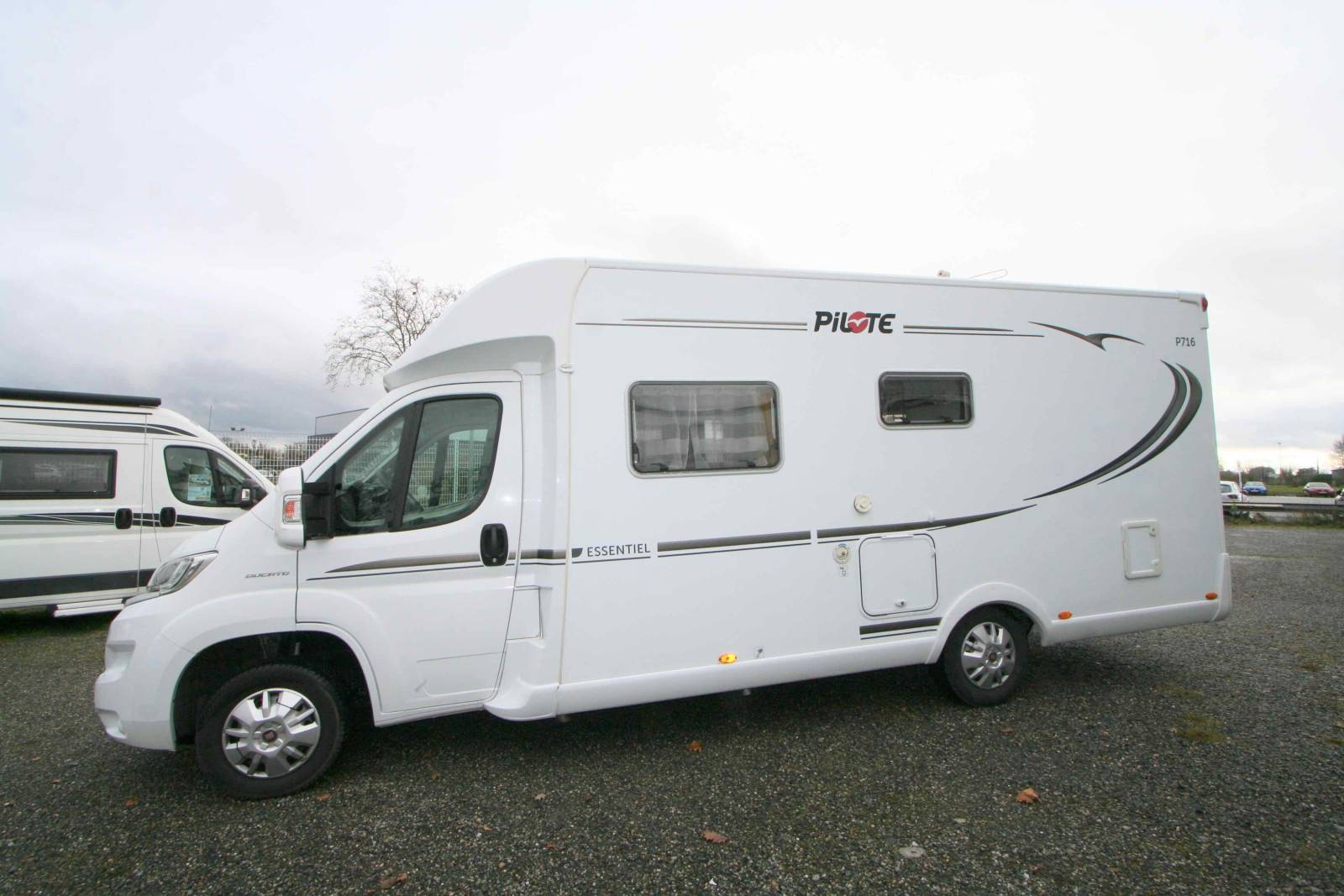 Achat camping-car occasion profilé familial,u lit à la française, lit de pavillon, 5 places, Boîte automatique, Pilote P716 P,  chez Vacances et Loisirs à Roque proche de Toulouse (31)