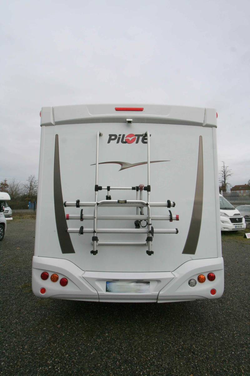 Un camping-car occasion profilé familial,u lit à la française, lit de pavillon, 5 places, Boîte automatique, Pilote P716 P,  chez Vacances et Loisirs à Roque proche de Toulouse (31)