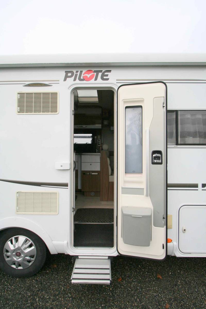 Achat camping-car occasion profilé familial,u lit à la française, lit de pavillon, 5 places, Boîte automatique, Pilote P716 P,  chez Vacances et Loisirs à Roque proche de Toulouse (31)