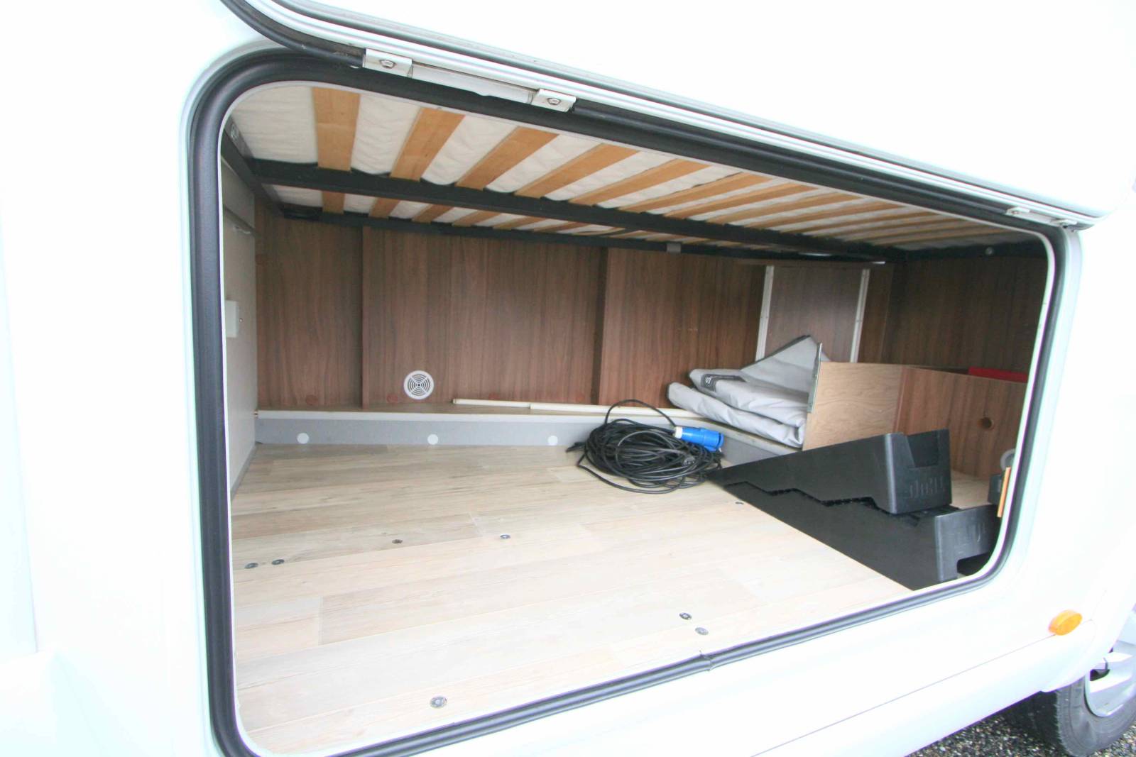 Un camping-car occasion profilé familial,u lit à la française, lit de pavillon, 5 places, Boîte automatique, Pilote P716 P,  chez Vacances et Loisirs à Roque proche de Toulouse (31)