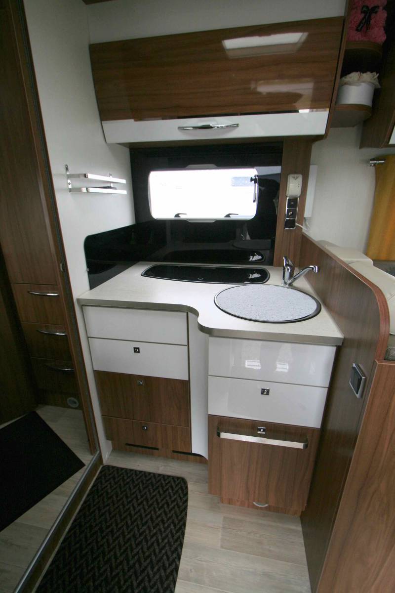 Un camping-car occasion profilé familial,u lit à la française, lit de pavillon, 5 places, Boîte automatique, Pilote P716 P,  chez Vacances et Loisirs à Roque proche de Toulouse (31)