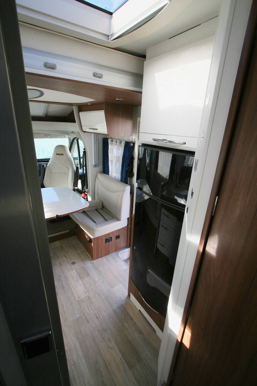 Camping-car profilé occasion lit central, lit de pavillon, grande soute, Pilote P746 C essentiel, à Roques près Toulouse (31)