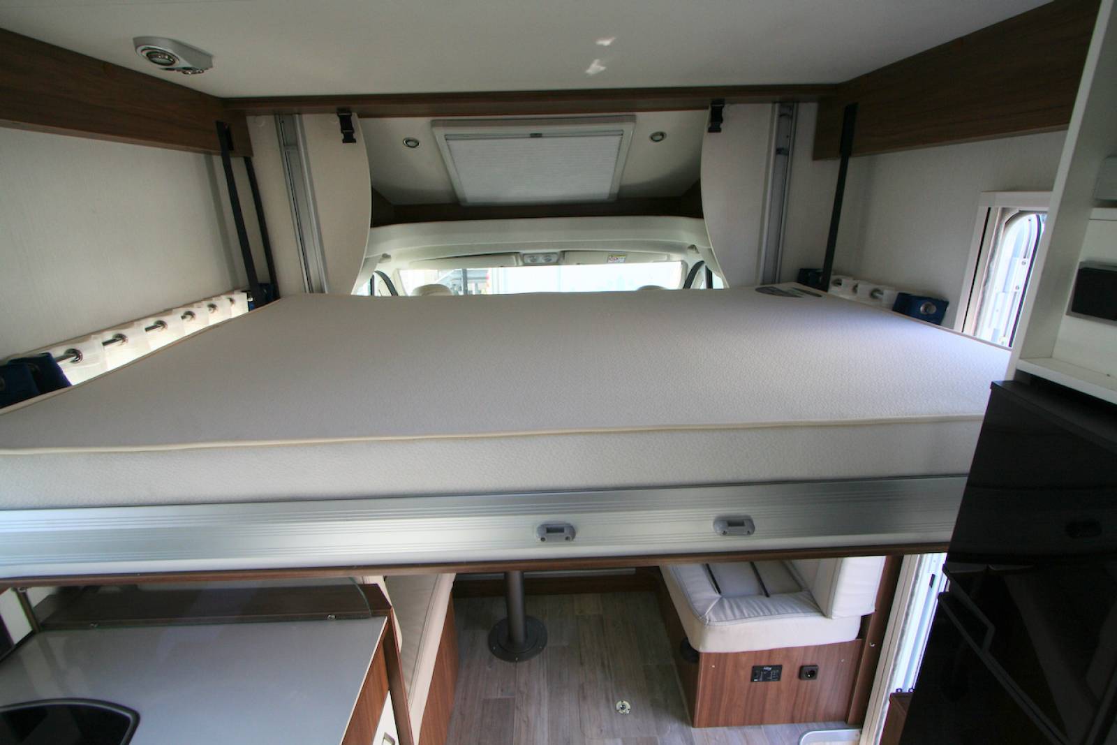 Camping-car profilé occasion lit central, lit de pavillon, grande soute, Pilote P746 C essentiel, à Roques près Toulouse (31)