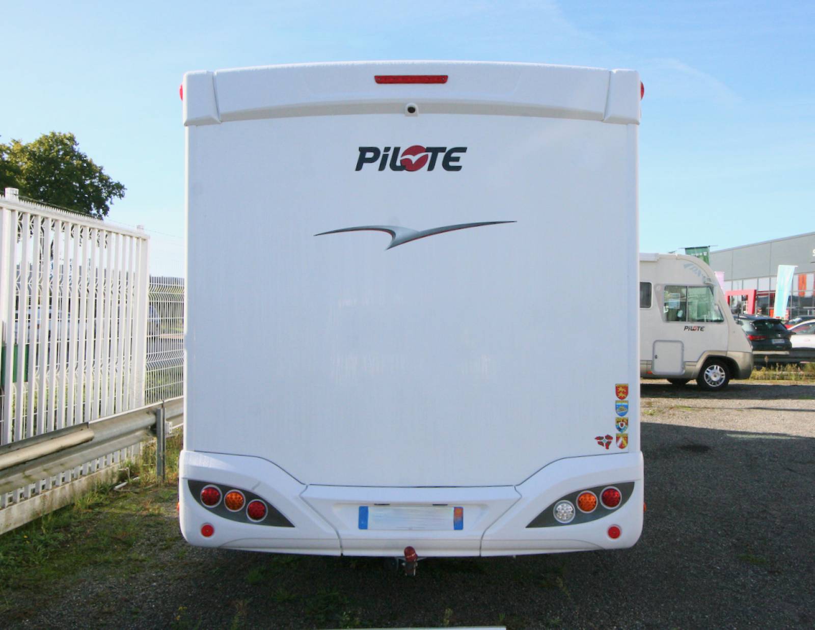 Camping-car profilé occasion lit central, lit de pavillon, grande soute, Pilote P746 C essentiel, à Roques près Toulouse (31)