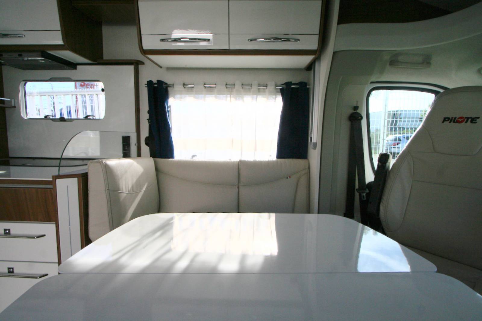 Camping-car profilé occasion lit central, lit de pavillon, grande soute, Pilote P746 C essentiel, à Roques près Toulouse (31)