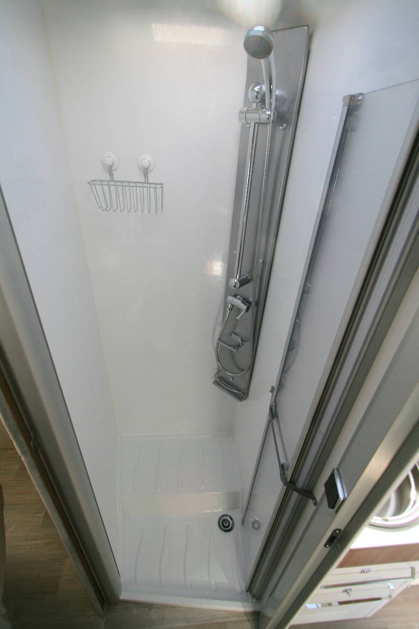 Camping-car profilé occasion lit central, lit de pavillon, grande soute, Pilote P746 C essentiel, à Roques près Toulouse (31)