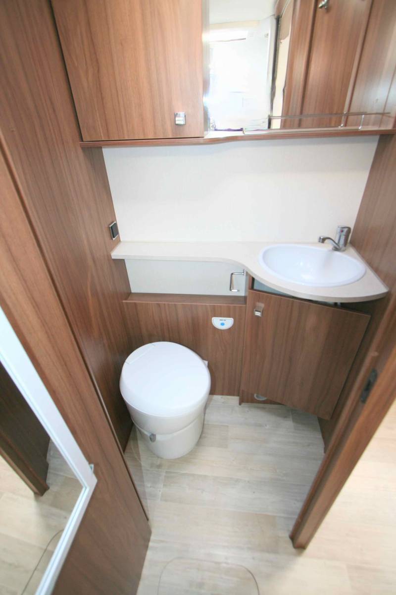 Achat Camping-car intégral occasion récent, 150 cv, 4 couchages, lit central, Pilote G 740 Essentiel, à Roques proche de Toulouse (31)