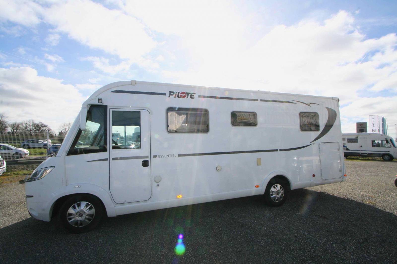 Camping-car intégral occasion récent, 150 cv, 4 couchages, lit central, Pilote G 740 Essentiel, à Roques proche de Toulouse (31)