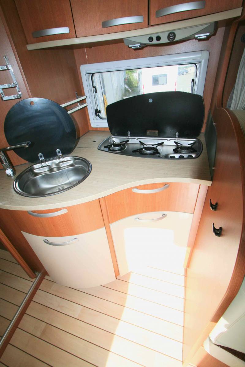 Achat Camping-car intégral d’occasion, lits jumeaux, 4 couchages, Pilote Référence G 741 LJR, à Roques proche de Toulouse (31)