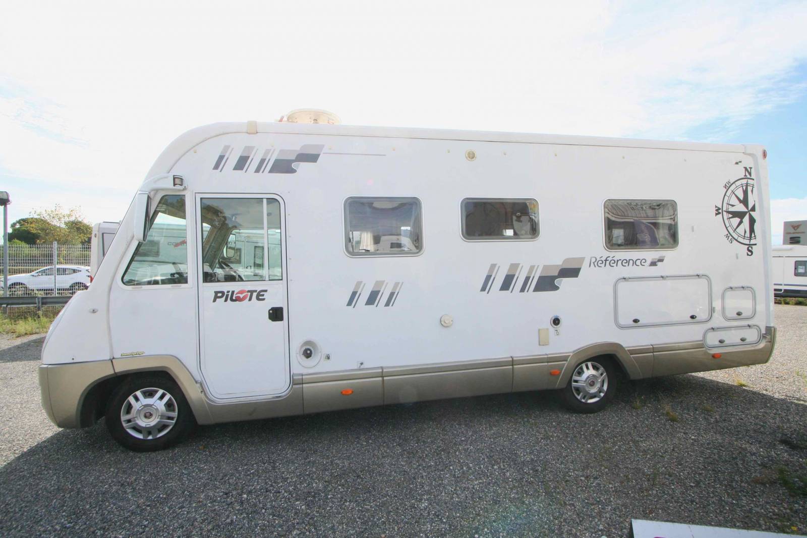 Camping-car intégral d’occasion, lits jumeaux, 4 couchages, Pilote Référence G 741 LJR, à Roques proche de Toulouse (31)