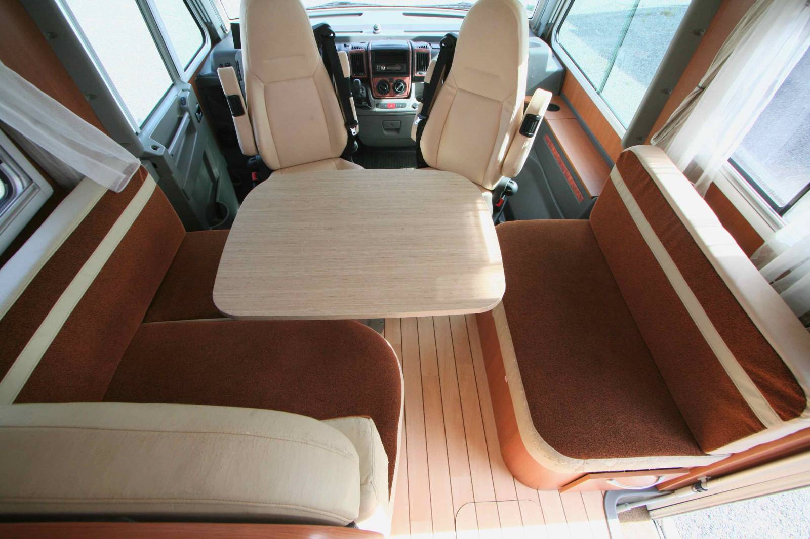 Achat Camping-car intégral d’occasion, lits jumeaux, 4 couchages, Pilote Référence G 741 LJR, à Roques proche de Toulouse (31)