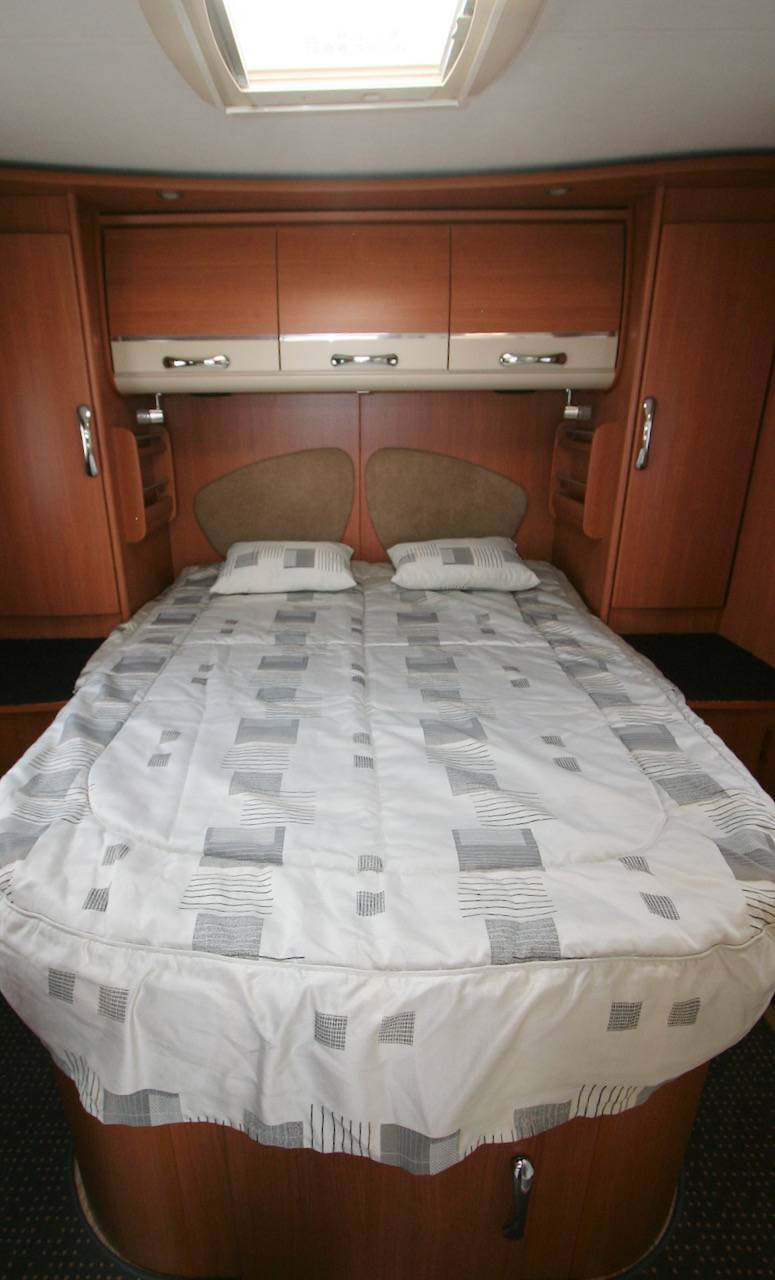 Camping-car intégral occasion, lit de milieu, Pilote référence G 742, à roques, proche Toulouse (31)