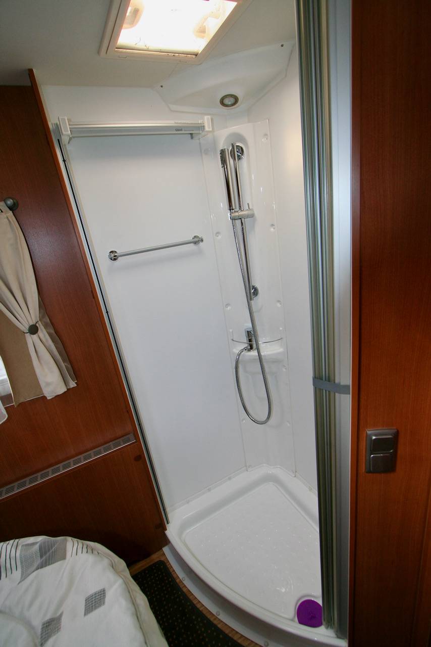 Vend Camping-car intégral occasion, lit de milieu, Pilote référence G 742, à roques, proche Toulouse (31)