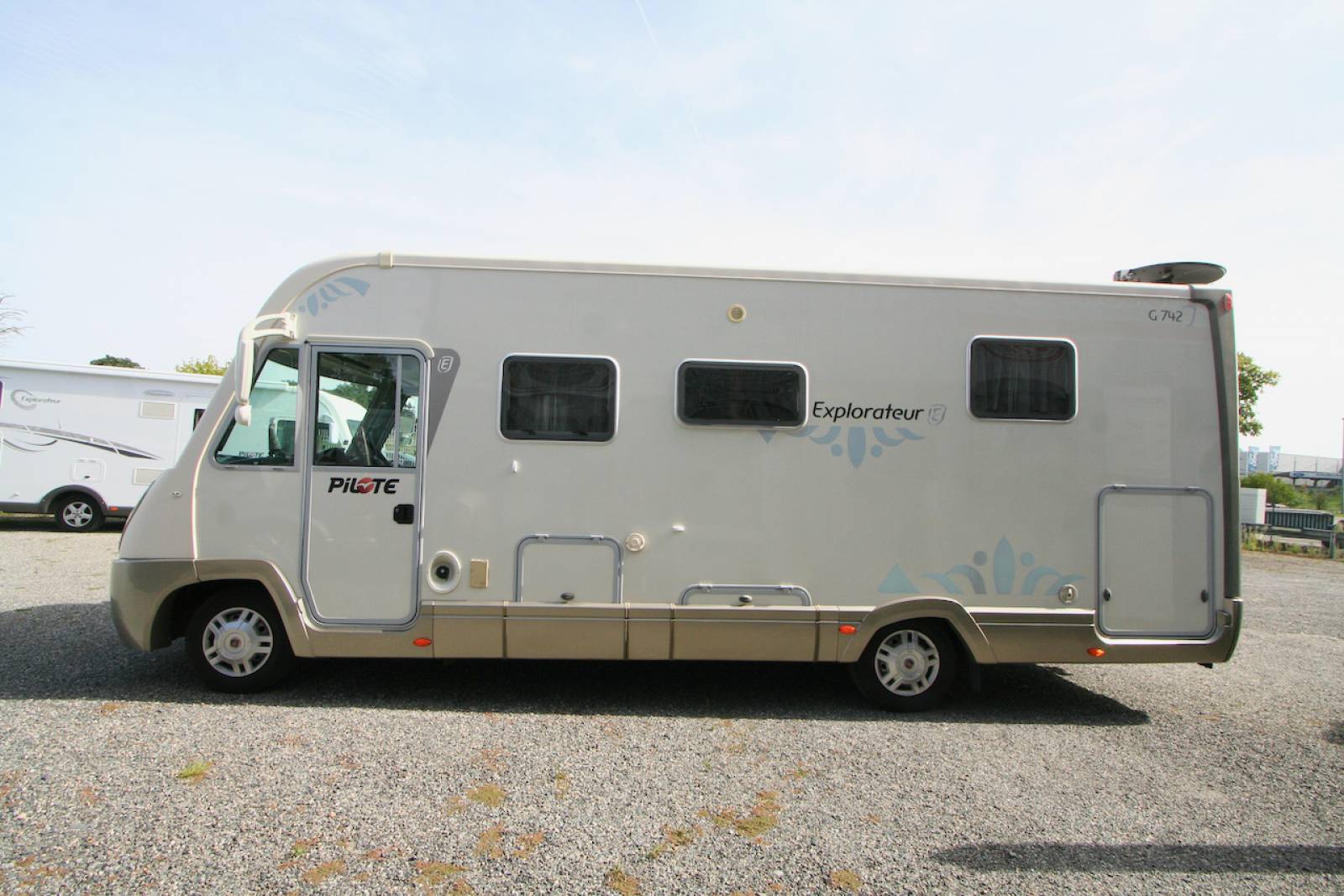 Vend Camping-car intégral occasion, lit de milieu, Pilote référence G 742, à roques, proche Toulouse (31)