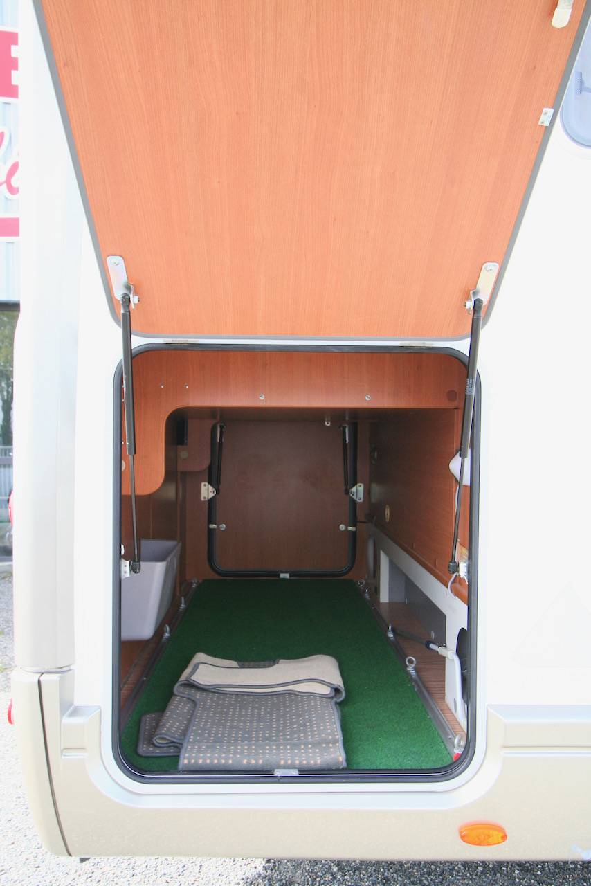 Camping-car intégral occasion, lit de milieu, Pilote référence G 742, à roques, proche Toulouse (31)