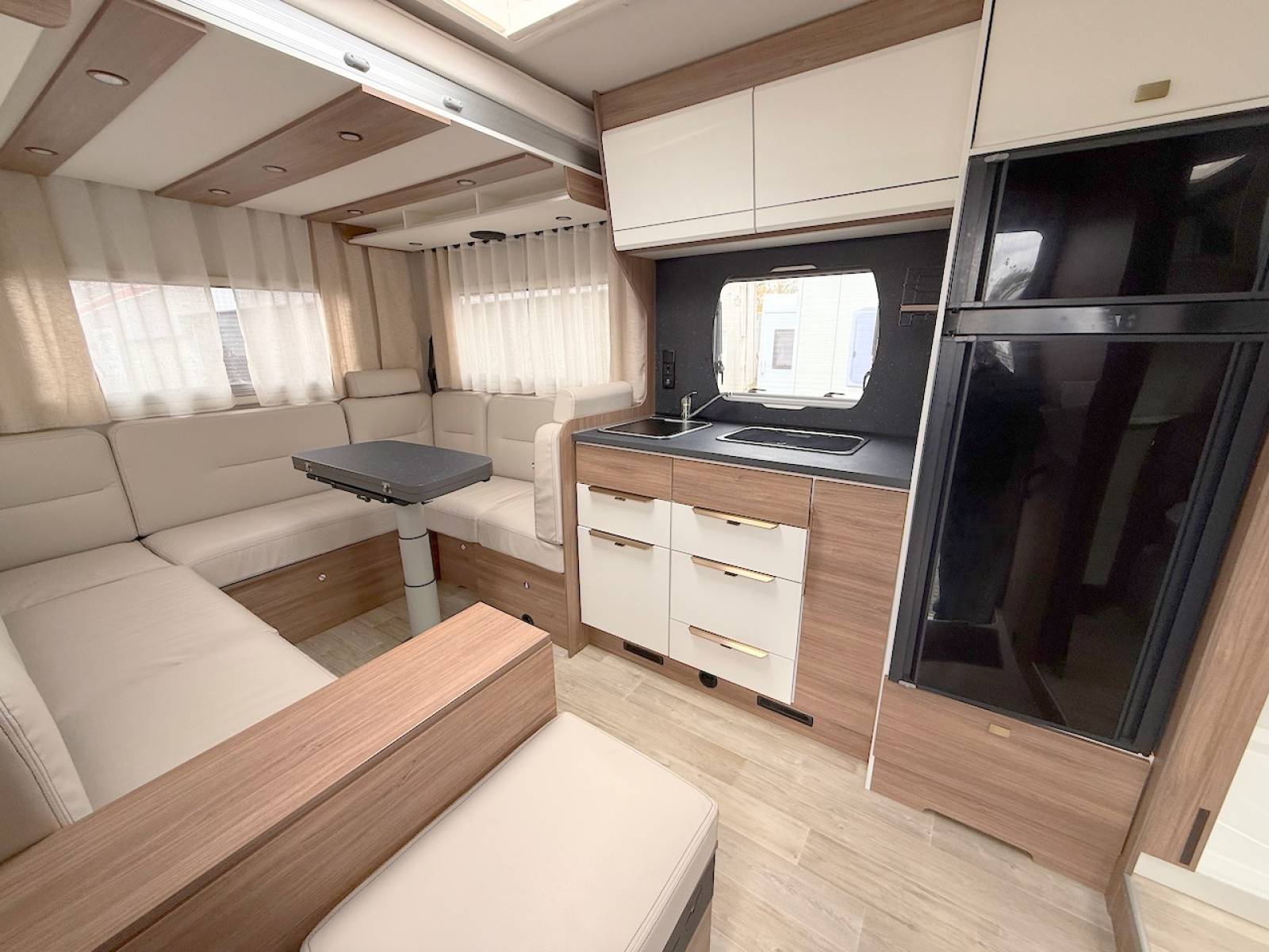 Camping-car profilé occasion, Maxi-salon, salon en U, moins de 7 m, 4 places, Pilote P 696 U Evidence, à Roques proche de Toulouse (31)