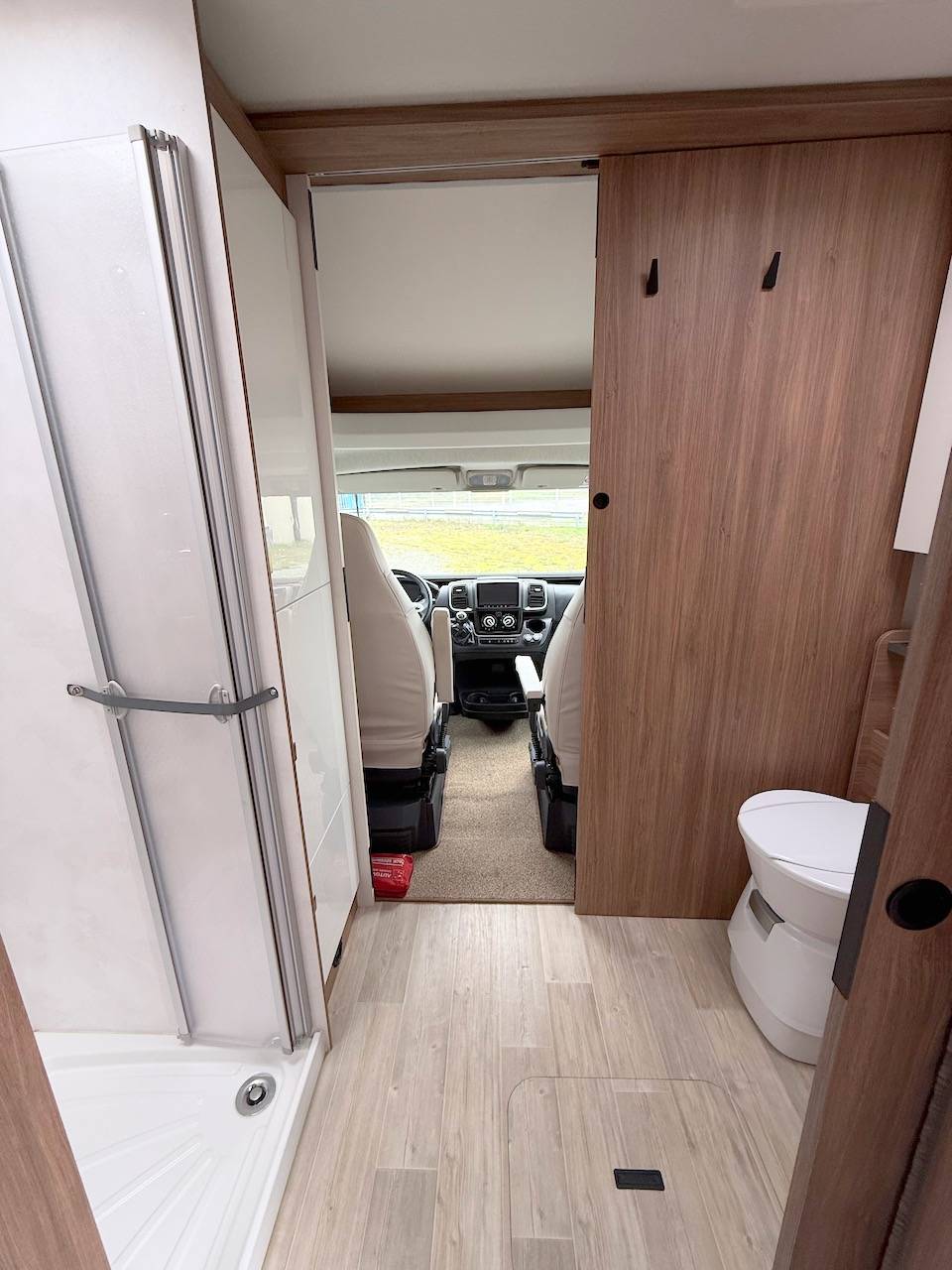 Camping-car profilé occasion, Maxi-salon, salon en U, moins de 7 m, 4 places, Pilote P 696 U Evidence, à Roques proche de Toulouse (31)