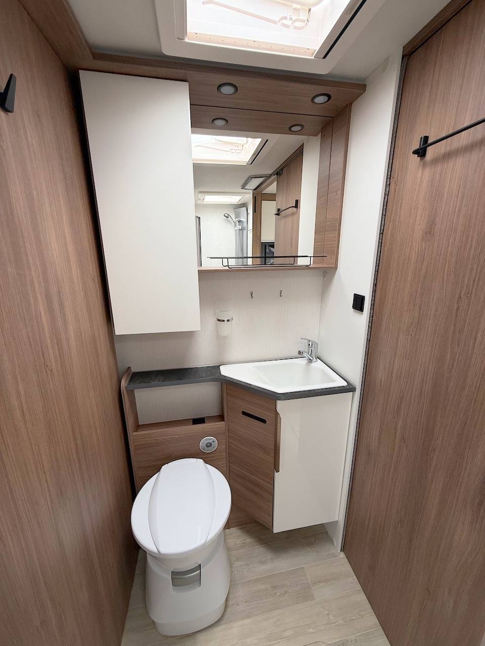 Camping-car profilé occasion, Maxi-salon, salon en U, moins de 7 m, 4 places, Pilote P 696 U Evidence, à Roques proche de Toulouse (31)